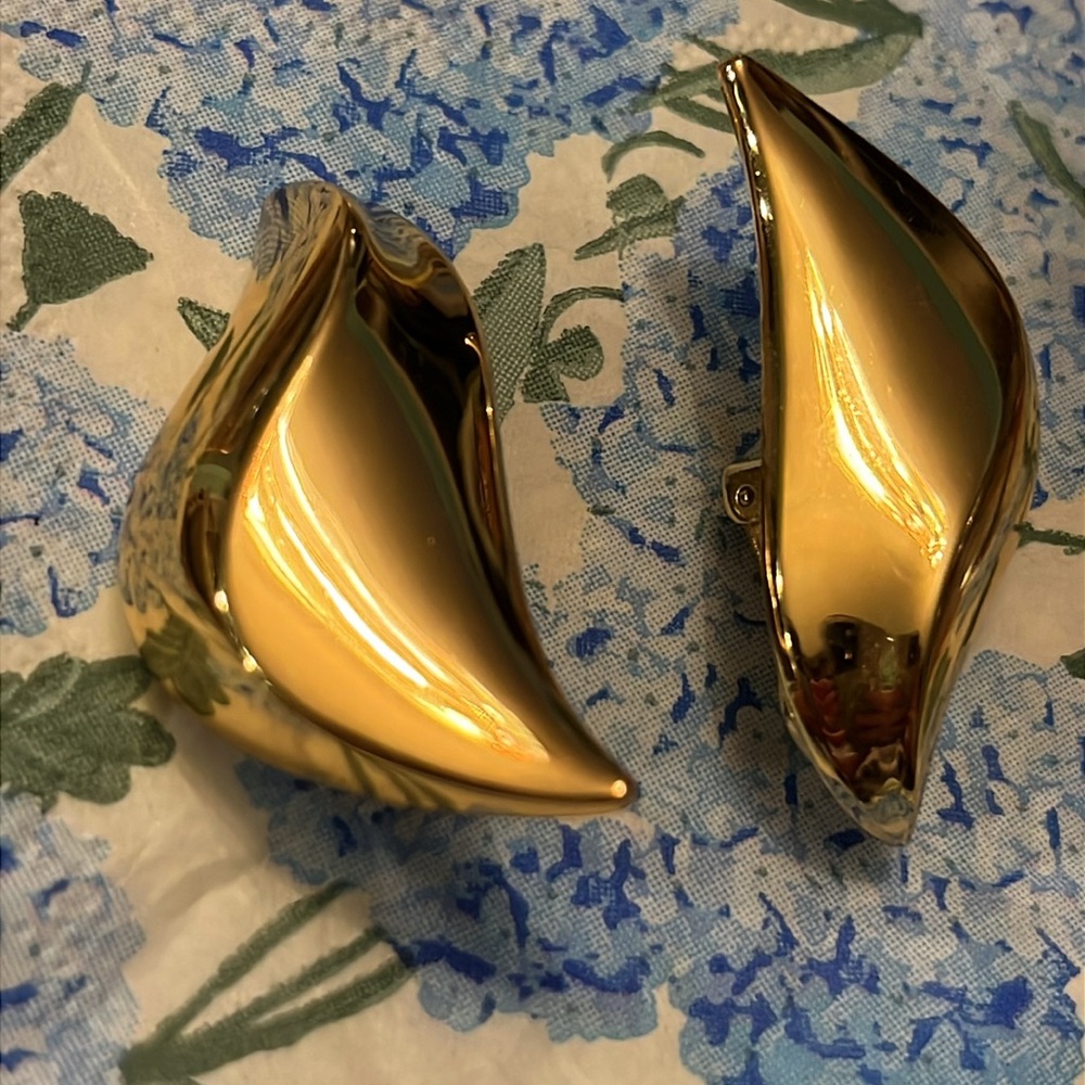 Dior 18K GOLD PLATED STAMPED SCULPTURAL EARRINGS - Picture 4 of 17